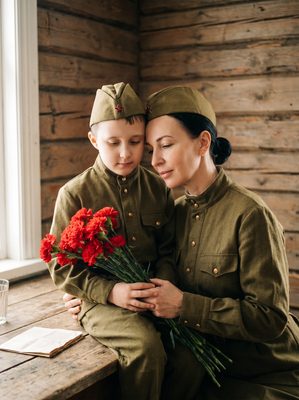 Мама и сын, к 9 мая