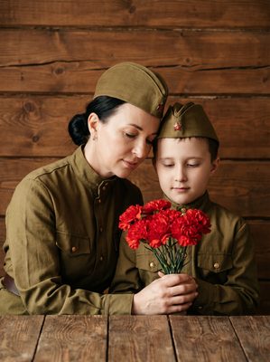 Мама и сын, к 9 мая