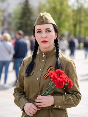 Девушка с гвоздиками, 9 мая